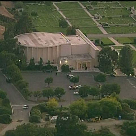 Michael Jackson a fost înhumat în secret la cimitirul Forest Lawn din Los Angeles 