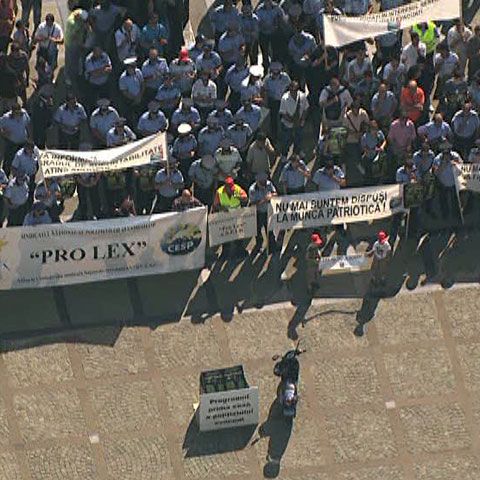 Protestatarii din faţa MAI au aruncat cu bomboane în ţinte, susţinând că nu pot prinde hoţi fără bani