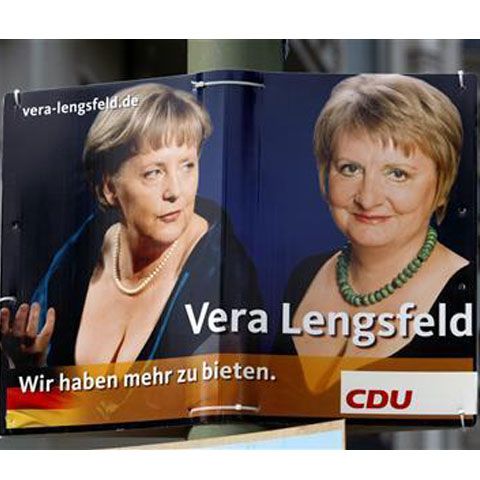 Germania: O candidată pentru Bundestag a pus o poză cu decolteul Angelei Merkel pe afiş