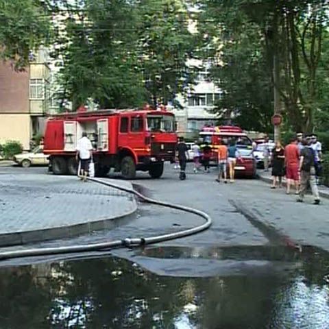 Acoperişul unui bloc a luat foc la Iaşi