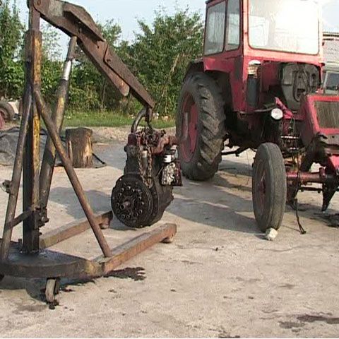 Neglijenţa părinţilor: O fetiţă de un an din judeţul Suceava a murit strivită de un motor