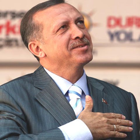 Premierul turc a primit un pumn în stomac de la un cetăţean 