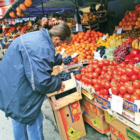 Amenda maximă pentru comercializarea produselor expirate creşte de 16 ori, la 50.000 de lei