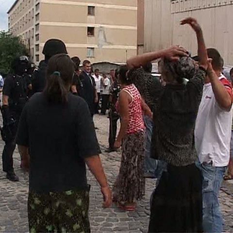 O nouă minune la Caracal: Judecătorii romi au organizat un stabor în sediul poliţiei