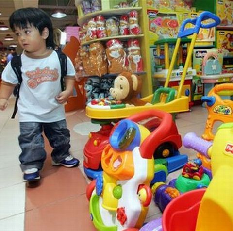 Sute de jucării expuse la Târgul Copiilor