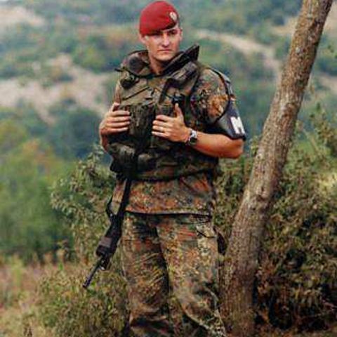 Soldat din trupele de menţinere a păcii în Kosovo, filmat în timp ce se masturba
