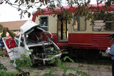 Şoferul microbuzului lovit de tren în judeţul Iaşi este în stare critică la spital