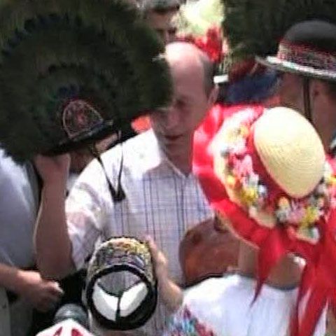 Geoană la Miss Diaspora, Băsescu la mănăstire