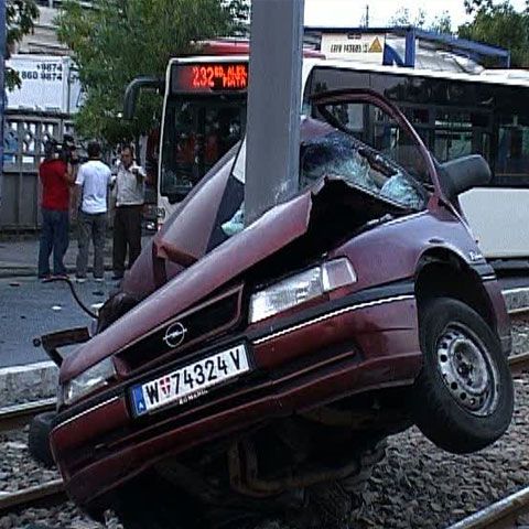 Un om a murit şi alţi doi au fost răniţi într-un accident rutier