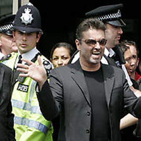 George Michael a fost arestat după ce a intrat cu maşina într-un camion 