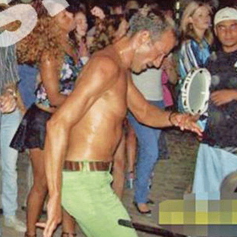 Radu Mazăre, la bustul gol şi desculţ, s-a dezlănţuit la o terasă din Mamaia - GALERIE FOTO