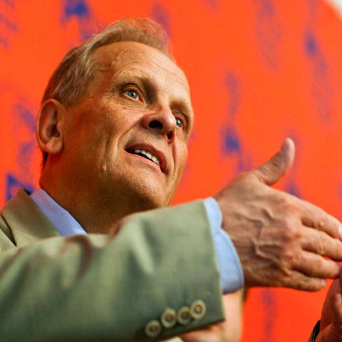 Stolojan: Când discuţi de solidaritate, nu poţi să vezi pe unul că cheltuie bani pe aiureli festiviste