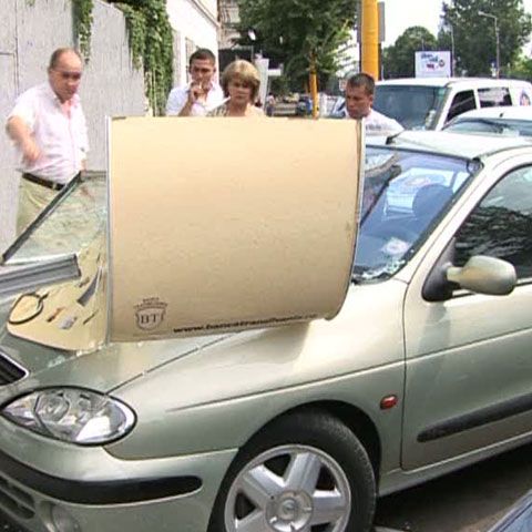 Un constănţean a încurcat frâna cu acceleraţia şi a intrat într-o bancă 