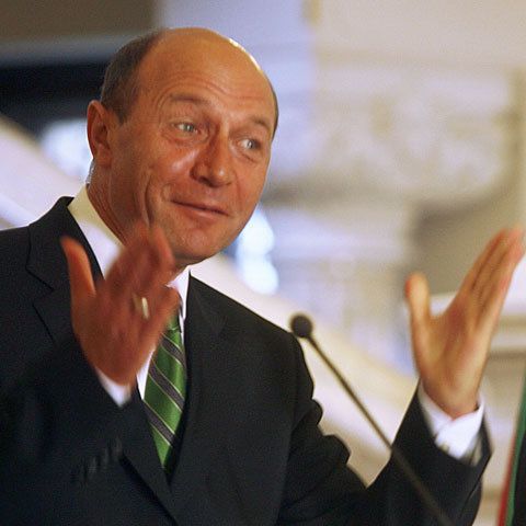 Preşedintele Traian Băsescu a primit la Prislop un clop din paie şi o cămaşă maramureşeană