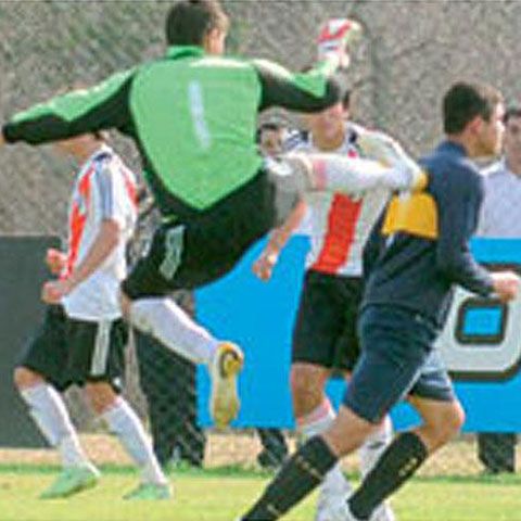 Bătaie ca-n filme la un meci între juniorii marilor rivale River Plate şi Boca Juniors. VEZI VIDEO!