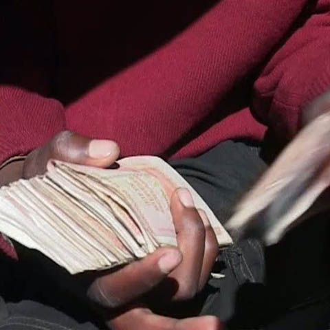 Localnicii din Zimbabwe încă mai folosesc moneda naţională, chiar dacă a fost scoasă din circulaţie