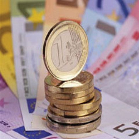 Cursul de referinţă creşte cu un ban, la 4,2216 lei/euro, după deprecierea din debutul şedinţei