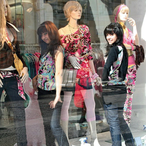 Vânzătoarele sexy alungă clientela feminină, susţin cercetătorii