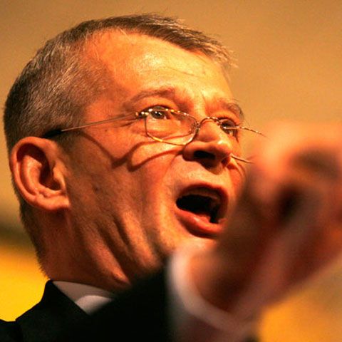 Oprescu renunţă la ceasurile de aur şi la crucea de flori