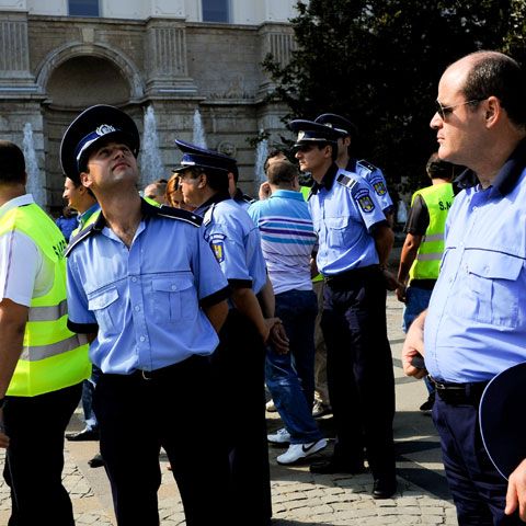 Poliţiştii ameninţă că vor opri programul de lucru timp de 24 de ore