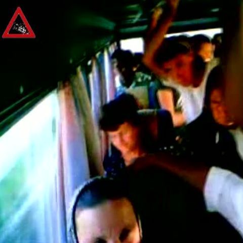 Şoferii de microbuze iau în continuare mai mulţi călători decât permit locurile