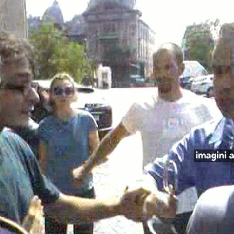 Un poliţist comunitar s-a luat la harţă cu nişte studenţi care făceau "roata" în faţa Teatrului Naţional Bucureşti