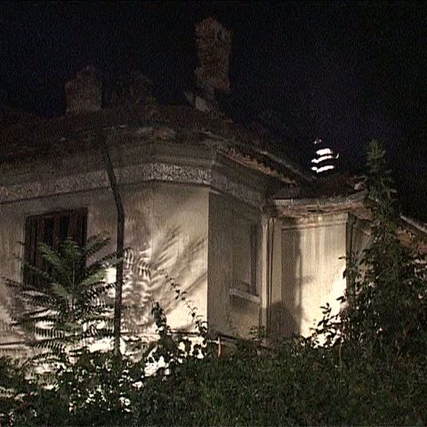 O casă părăsită din Capitală a luat foc miercuri