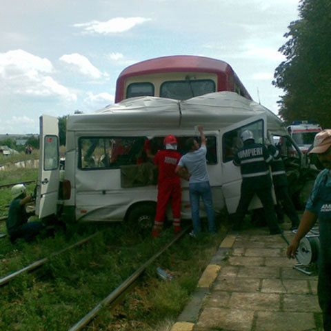 Ministerul Transporturilor verifică firma al cărei microbuz a fost lovit de tren