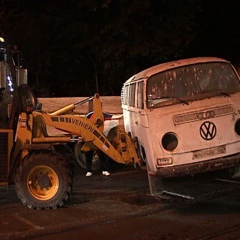 Atentie, se ridică maşini! Primăria sectorului 2 a ridicat miercuri noapte o parte din maşinile abandonate 