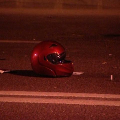 Un tânăr a murit, dupa ce scuterul pe care mergea a fost lovit de o maşină 