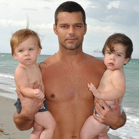 Ricky Martin a postat pe Twitter poze cu fiii săi, la un an după ce a devenit tată - FOTO