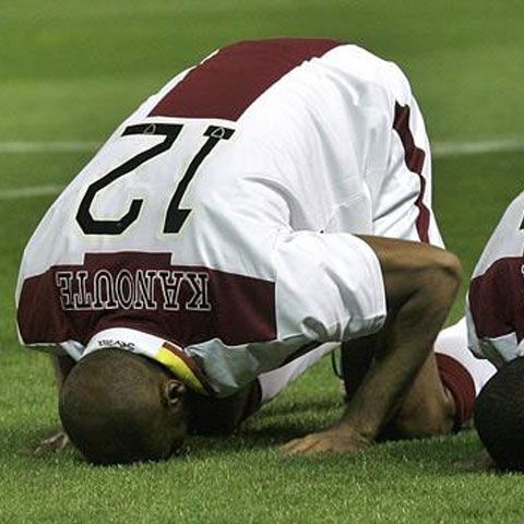 FIFA vrea să interzică rugăciunile pe terenul de fotbal