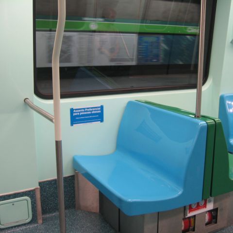 Desene cu grăsuţi şi scaune pentru persoanele obeze, în metrourile din Brazilia