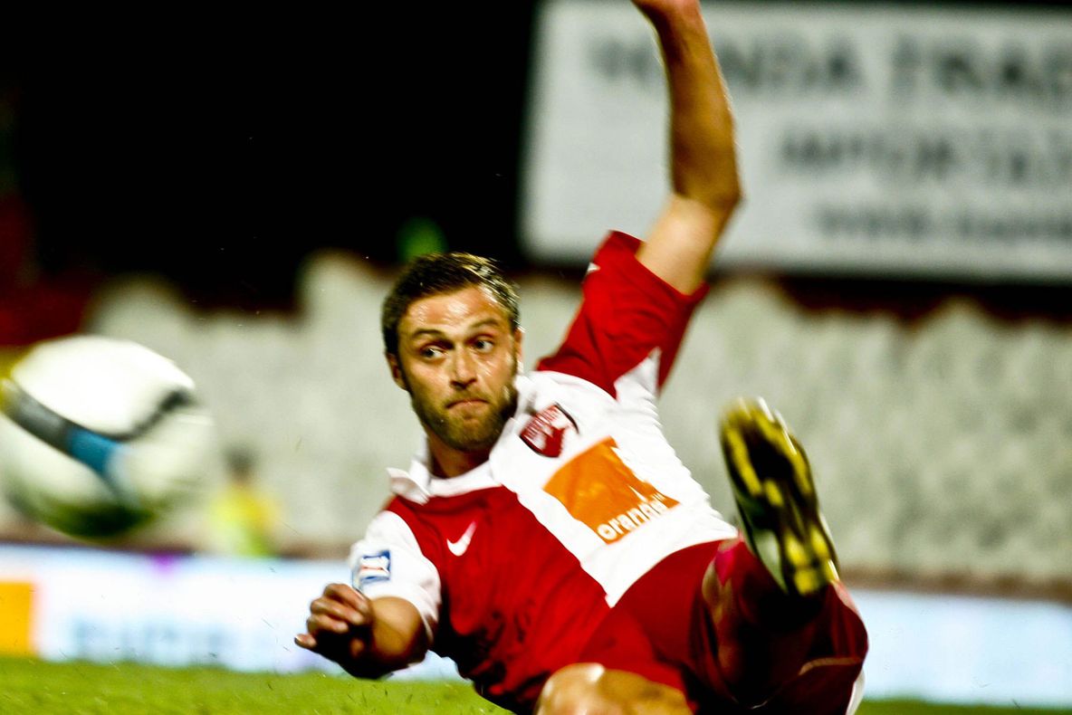 Dinamo - Slovan Liberec 0-2. Arbitrul a fluierat sfârşitul jocului în minutul 88, din cauză că sute de suporteri dinamovişti au vrut să intre pe gazon