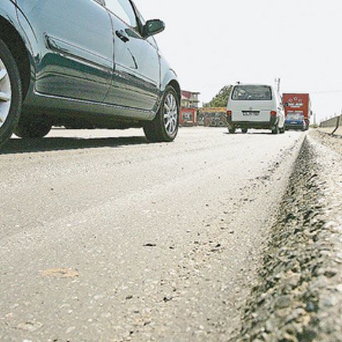 Şoseaua de centură de la Gherla s-a surpat din cauza solului din zonă, susţin reprezentanţii Companiei de Drumuri