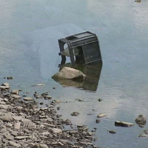 Localnicii din comuna Slatina aruncă gunoiul în apele râului Moldova 