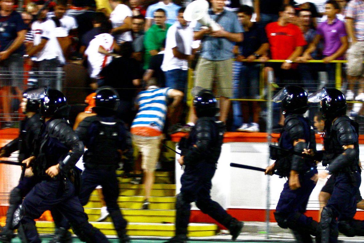 Presa cehă: După gol s-a declanşat iadul. Huliganii alcoolişti au invadat terenul