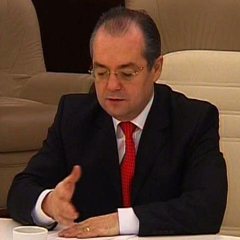 Boc: Peste 9.000 de oameni din agenţiile guvernamentale vor pleca acasă