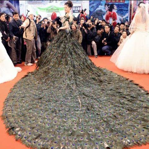 O casă de modă din China a făcut o rochie de mireasă din peste 2.000 de pene de păun