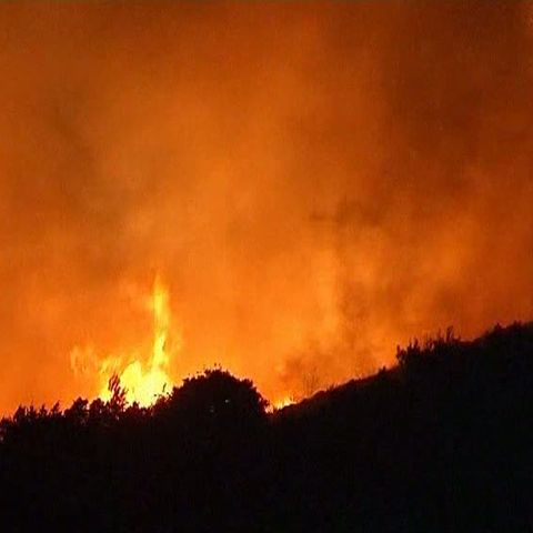 Un incendiu izbucnit vineri în Grecia continuă să se extindă în ciuda eforturilor susţinute ale pompierilor