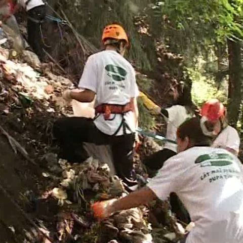 Zeci de voluntari strâng gunoaiele de la Cota 1500, din Sinaia 