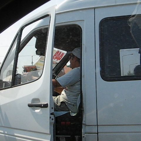 Un şofer de microbuz citea ziarul în trafic VEZI VIDEO