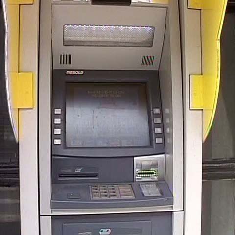 Cinci persoane cu cagule au furat un bancomat din Spitalul Panduri. VEZI IMAGINI DE LA JAF