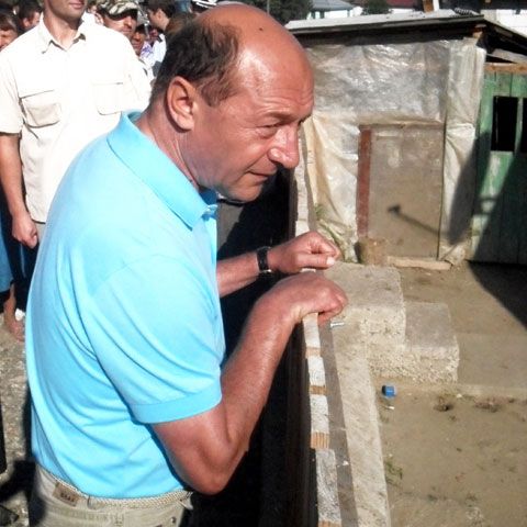 Băsescu cere modificarea legislaţiei privind siturile arheologice: De câte ori dai de două cioburi, se opresc lucrările