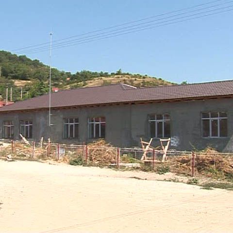 Şcoli din toată ţara nu vor putea primi elevi pentru că nu au fost terminate