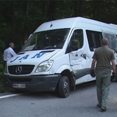 Accident cu microbuz: 11 persoane au fost spitalizate după o cursă ilegală