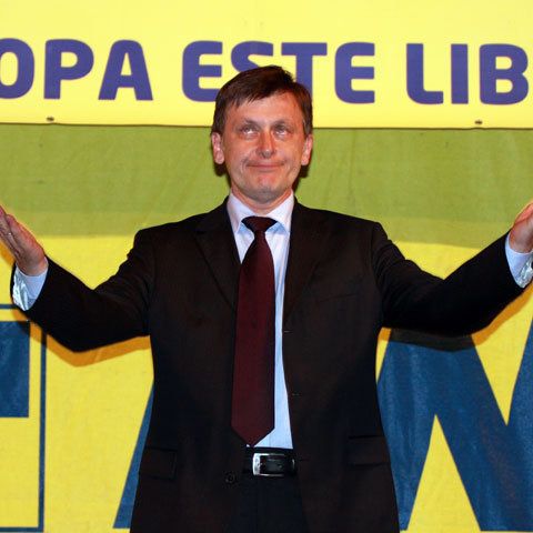 Democrat-liberalii îl acuză pe Antonescu că recită din ziare