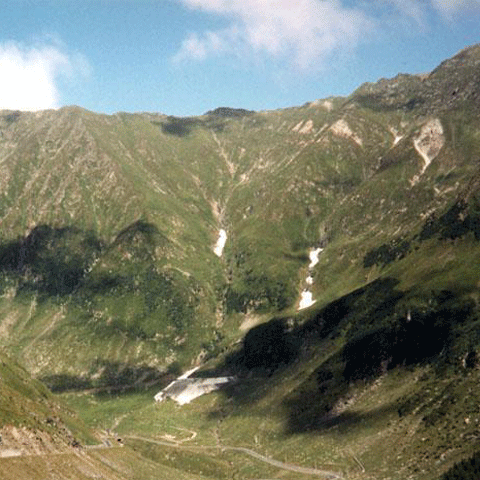 Un turist în vârstă de 72 de ani a fost recuperat de salvamontişti din Munţii Făgăraş