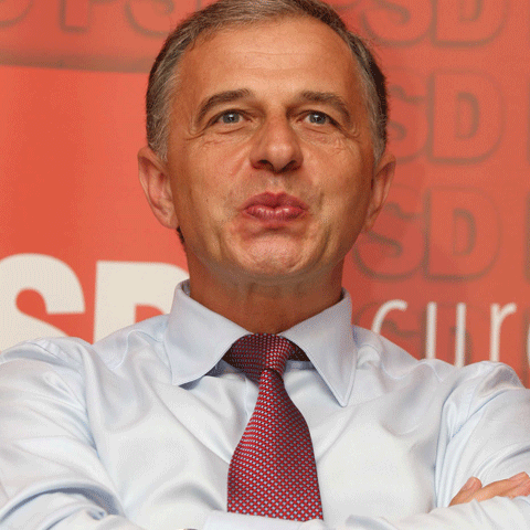 O maşină din escorta lui Geoană a accidentat un ziarist