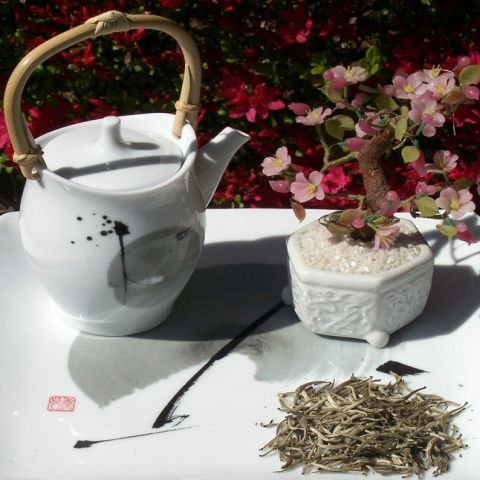 Ceaiul alb reduce riscul de apariţie a cancerului şi a ridurilor